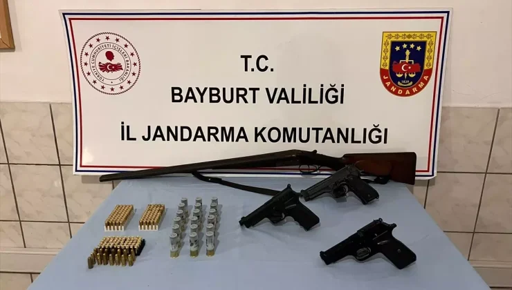 Bayburt’ta Kaçakçılık Operasyonu: 3 Tabanca ve Tüfek Ele Geçirildi