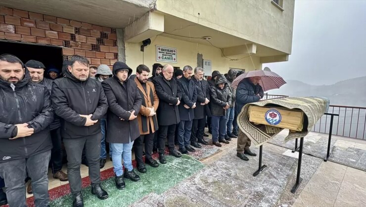 Trabzon’da çöken inşaatın enkazında hayatını kaybeden işçinin cenazesi defnedildi